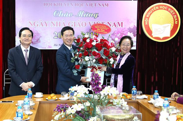 Trưởng Ban Tuyên giáo Trung ương thăm và chúc mừng cựu giáo chức nhân ngày Nhà giáo Việt Nam - Ảnh 1.