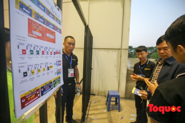Việt Nam - Thái Lam: Xuất hiện vé giả, an ninh thặt chặt công tác kiểm soát vé - Ảnh 6.