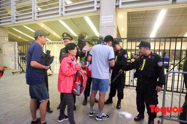 Việt Nam - Thái Lam: Xuất hiện vé giả, an ninh thặt chặt công tác kiểm soát vé - Ảnh 9.