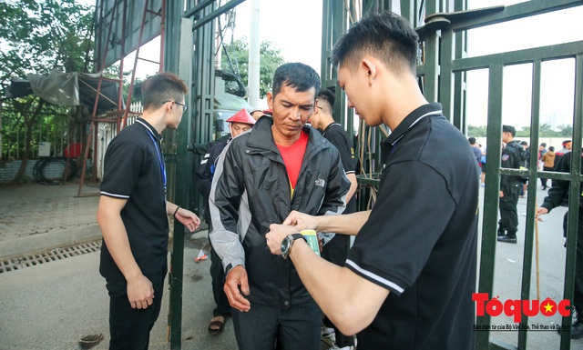 Việt Nam - Thái Lam: Xuất hiện vé giả, an ninh thặt chặt công tác kiểm soát vé - Ảnh 3.