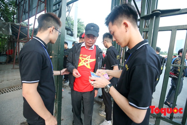 Việt Nam - Thái Lam: Xuất hiện vé giả, an ninh thặt chặt công tác kiểm soát vé - Ảnh 2.