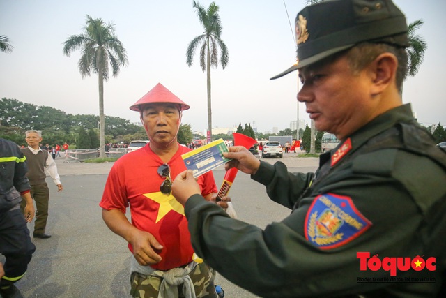 Việt Nam - Thái Lam: Xuất hiện vé giả, an ninh thặt chặt công tác kiểm soát vé - Ảnh 5.