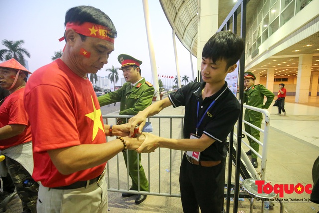 Việt Nam - Thái Lam: Xuất hiện vé giả, an ninh thặt chặt công tác kiểm soát vé - Ảnh 8.