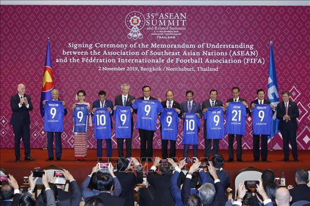 Thủ tướng dự Lễ ký Bản ghi nhớ giữa ASEAN và FIFA - Ảnh 2.