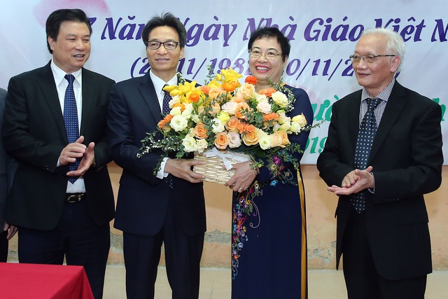 Phó Thủ tướng thăm và chúc mừng các thầy cô giáo nhân ngày Nhà giáo Việt Nam - Ảnh 2.