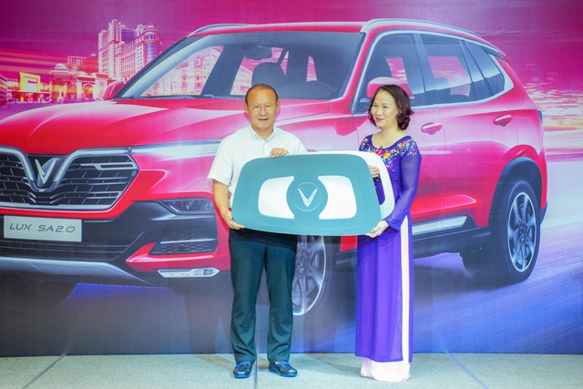 VinFast tặng xe Lux SA2.0 phiên bản cao cấp cho HLV Park Hang-seo - Ảnh 1.