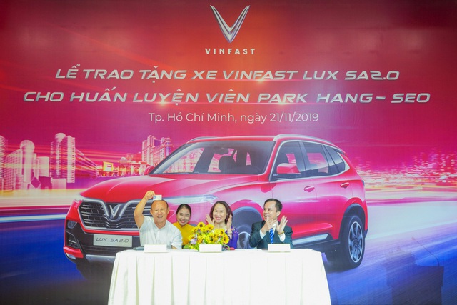 VinFast tặng xe Lux SA2.0 phiên bản cao cấp cho HLV Park Hang-seo - Ảnh 3. VinFast tặng xe Lux SA2.0 phiên bản cao cấp cho HLV Park Hang-seo - Ảnh 3.