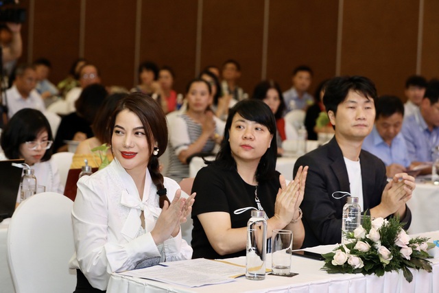 Dàn giám khảo xuất hiện trong họp báo Liên hoan phim Việt Nam lần thứ XXI tại Vũng Tàu - Ảnh 4.