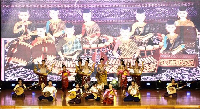 Đoàn nghệ thuật quốc gia Campuchia biểu diễn chương trình nghệ thuật tại An Giang - Ảnh 1.