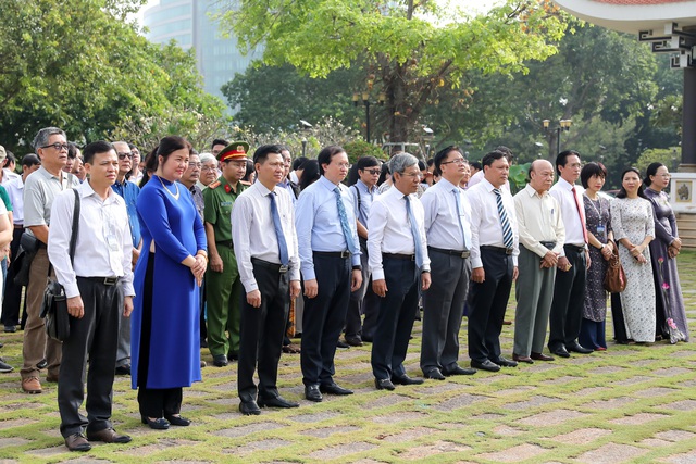 Ban tổ chức Liên hoan phim Việt Nam XXI dâng hương tưởng tưởng nhớ các anh hùng liệt sỹ tại Vũng Tàu - Ảnh 1.