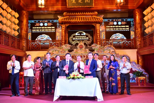 Ký kết hợp tác đưa di sản văn hóa Huế vào trường học ở Thừa Thiên Huế - Ảnh 1.