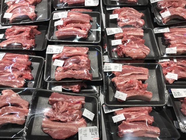 Giá thịt lợn tăng sốc, siêu thị niêm yết 200.000 đồng/kg - Ảnh 1.