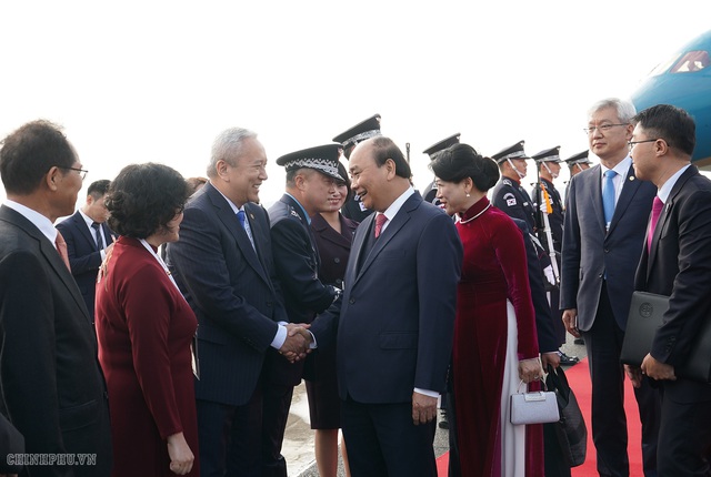 Những hình ảnh đầu tiên của Thủ tướng Nguyễn Xuân Phúc tại Hàn Quốc - Ảnh 2.