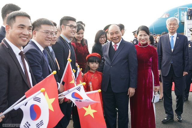 Những hình ảnh đầu tiên của Thủ tướng Nguyễn Xuân Phúc tại Hàn Quốc - Ảnh 3.