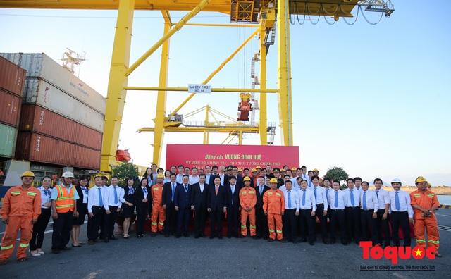 Phó Thủ tướng Vương Đình Huệ thăm, tặng quà công nhân viên Cảng Tiên Sa - Đà Nẵng - Ảnh 13.