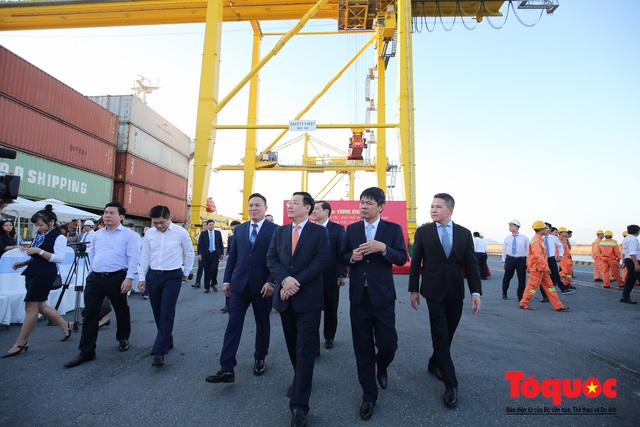 Phó Thủ tướng Vương Đình Huệ thăm, tặng quà công nhân viên Cảng Tiên Sa - Đà Nẵng - Ảnh 1.