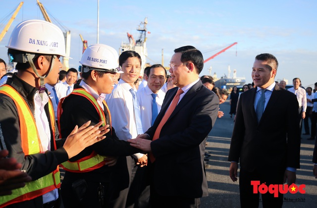 Phó Thủ tướng Vương Đình Huệ thăm, tặng quà công nhân viên Cảng Tiên Sa - Đà Nẵng - Ảnh 3.