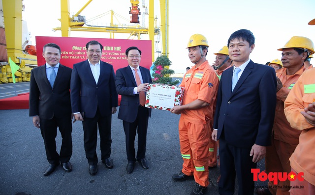 Phó Thủ tướng Vương Đình Huệ thăm, tặng quà công nhân viên Cảng Tiên Sa - Đà Nẵng - Ảnh 5.
