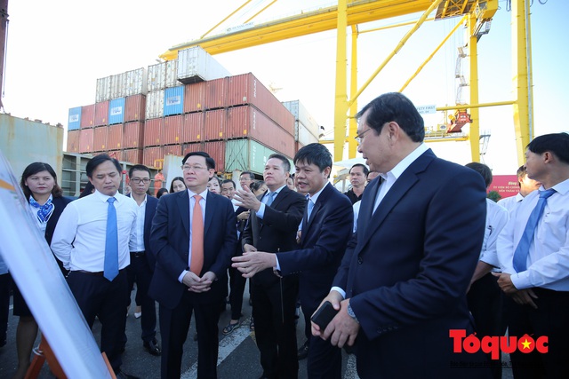 Phó Thủ tướng Vương Đình Huệ thăm, tặng quà công nhân viên Cảng Tiên Sa - Đà Nẵng - Ảnh 10.
