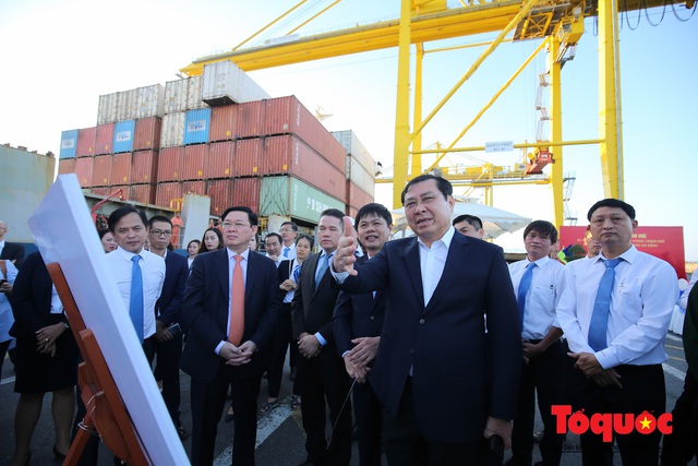 Phó Thủ tướng Vương Đình Huệ thăm, tặng quà công nhân viên Cảng Tiên Sa - Đà Nẵng - Ảnh 9.