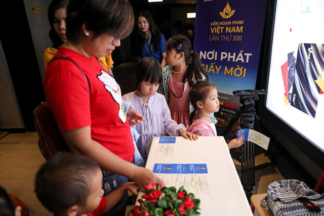 Khán giả Vũng Tàu xếp hàng dài, ngồi bệt xem phim ở tuần liên hoan phim Việt Nam lần thứ XXI - Ảnh 2.