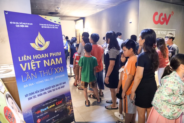 Khán giả Vũng Tàu xếp hàng dài, ngồi bệt xem phim ở tuần liên hoan phim Việt Nam lần thứ XXI - Ảnh 1.