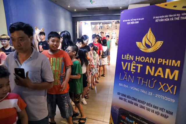 Khán giả Vũng Tàu xếp hàng dài, ngồi bệt xem phim ở tuần liên hoan phim Việt Nam lần thứ XXI - Ảnh 4.