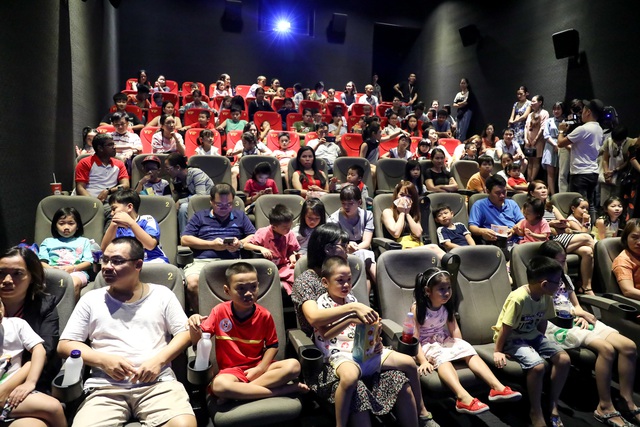 Khán giả Vũng Tàu xếp hàng dài, ngồi bệt xem phim ở tuần liên hoan phim Việt Nam lần thứ XXI - Ảnh 6.