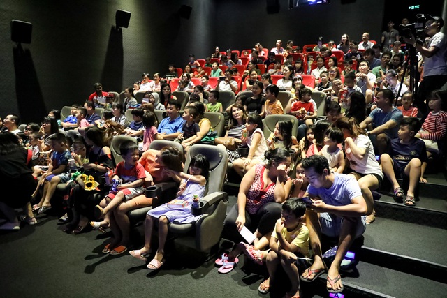 Khán giả Vũng Tàu xếp hàng dài, ngồi bệt xem phim ở tuần liên hoan phim Việt Nam lần thứ XXI - Ảnh 5.