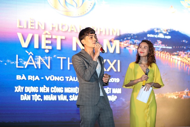 Khán giả Vũng Tàu xếp hàng dài, ngồi bệt xem phim ở tuần liên hoan phim Việt Nam lần thứ XXI - Ảnh 10.