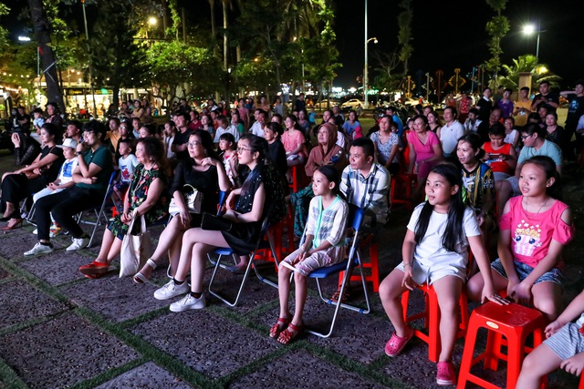 Khán giả Vũng Tàu xếp hàng dài, ngồi bệt xem phim ở tuần liên hoan phim Việt Nam lần thứ XXI - Ảnh 11.
