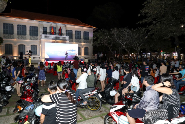 Khán giả Vũng Tàu xếp hàng dài, ngồi bệt xem phim ở tuần liên hoan phim Việt Nam lần thứ XXI - Ảnh 12.