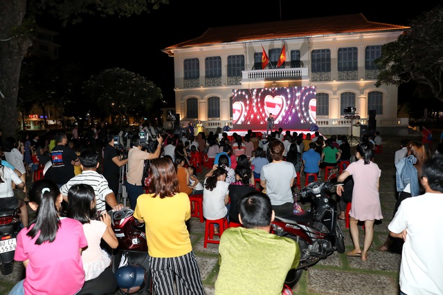 Khán giả Vũng Tàu xếp hàng dài, ngồi bệt xem phim ở tuần liên hoan phim Việt Nam lần thứ XXI - Ảnh 9.