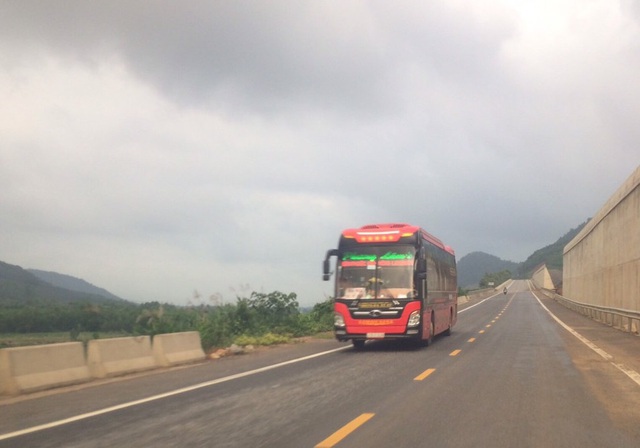 Khẩn trương lắp dựng barie, chặn xe chạy &quot;chui&quot; trên cao tốc La Sơn – Túy Loan - Ảnh 1.