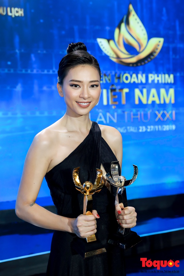 Hình ảnh Ngô Thanh Vân rạng rỡ đón 2 giải bông sen  vàng và bạc trong lễ bế mạc liên hoan phim Việt Nam - Ảnh 9.