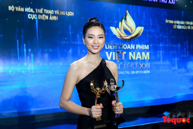 Hình ảnh Ngô Thanh Vân rạng rỡ đón 2 giải bông sen  vàng và bạc trong lễ bế mạc liên hoan phim Việt Nam - Ảnh 10.