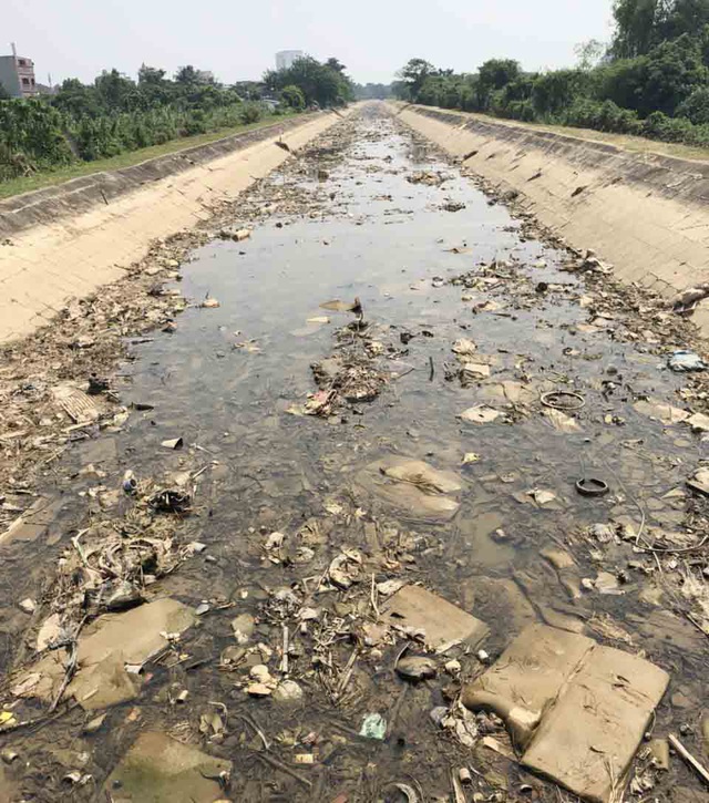 Kinh hoàng kênh dẫn nước sinh hoạt cấp cho người dân Thanh Hóa bị ô nhiễm nghiêm trọng - Ảnh 2.