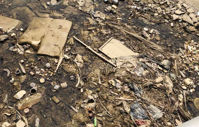 Kinh hoàng kênh dẫn nước sinh hoạt cấp cho người dân Thanh Hóa bị ô nhiễm nghiêm trọng - Ảnh 3.