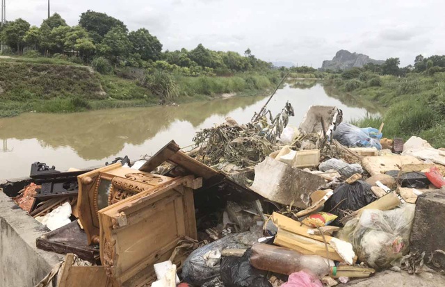 Kinh hoàng kênh dẫn nước sinh hoạt cấp cho người dân Thanh Hóa bị ô nhiễm nghiêm trọng - Ảnh 5.