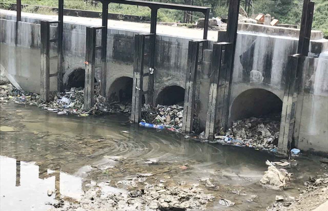 Kinh hoàng kênh dẫn nước sinh hoạt cấp cho người dân Thanh Hóa bị ô nhiễm nghiêm trọng - Ảnh 6.