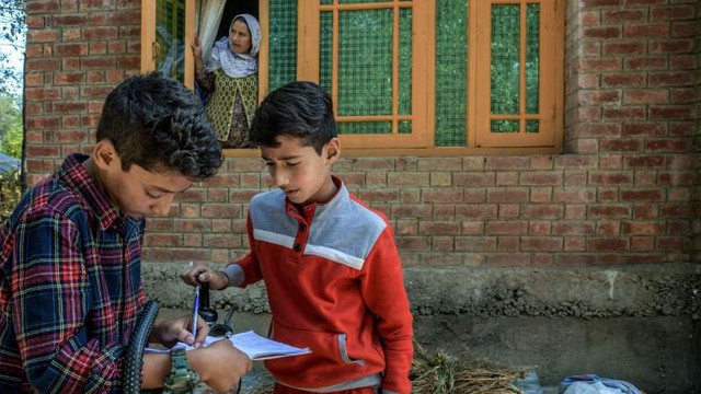 Bạo động và lo lắng, 1,5 triệu trẻ em Kashmir tiếp tục nghỉ học - Ảnh 1.
