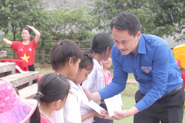 Ông Nguyễn Kim Quy, Phó Chủ tịch Trung ương Hội Liên hiệp Thanh Niên Việt Nam trao học bổng cho học sinh nghèo xã Bờ Y.