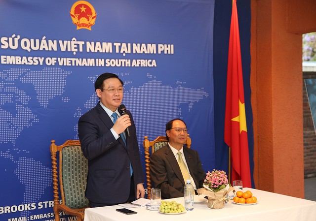 Phó Thủ tướng Vương Đình Huệ thăm Sứ quán Việt Nam tại Nam Phi  - Ảnh 1.