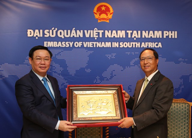 Phó Thủ tướng Vương Đình Huệ thăm Sứ quán Việt Nam tại Nam Phi  - Ảnh 2.