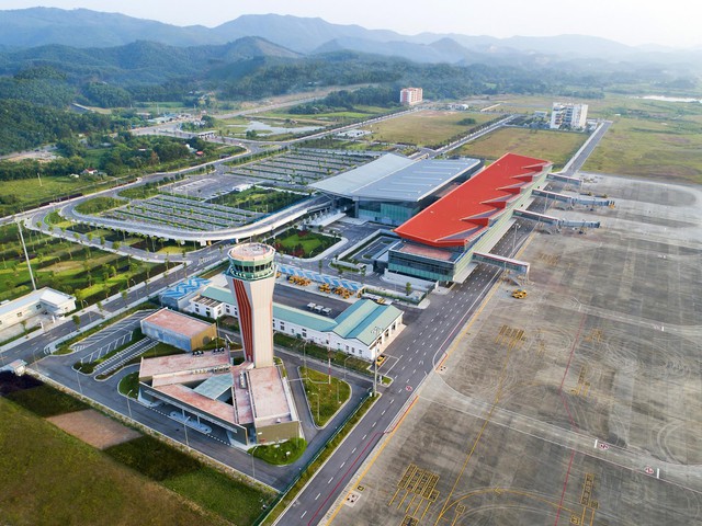 Sân bay Vân Đồn đón chuyến bay đầu tiên từ TP Đà Nẵng  - Ảnh 2.