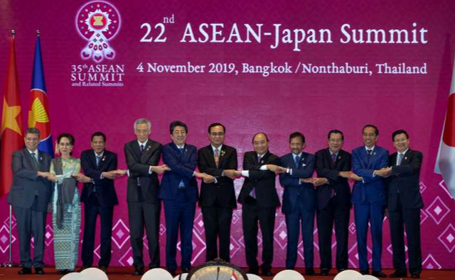 Mỹ &quot;vừa lên gân, vừa xoa dịu&quot; Trung Quốc tại thượng đỉnh ASEAN - Ảnh 1.