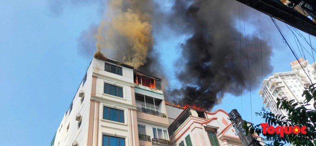 Hà Nội: Cháy chung cư mini trên phố Trung Kính - Ảnh 1.