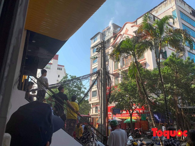 Hà Nội: Cháy chung cư mini trên phố Trung Kính - Ảnh 2.