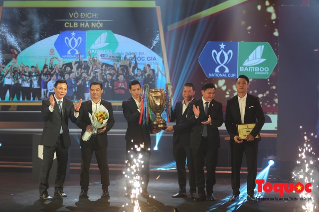 Bộ trưởng Nguyễn Ngọc Thiện trao Cup vô địch V.League cho CLB Hà Nội - Ảnh 7.
