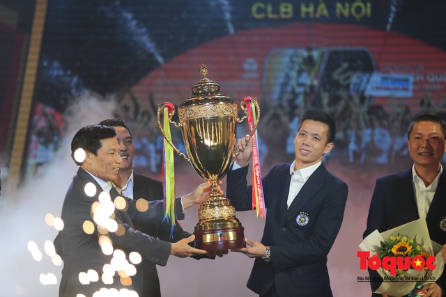 Bộ trưởng Nguyễn Ngọc Thiện trao Cup vô địch V.League cho CLB Hà Nội - Ảnh 4.